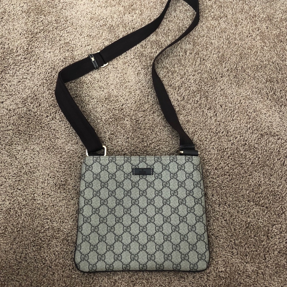 Never worn Gucci purse